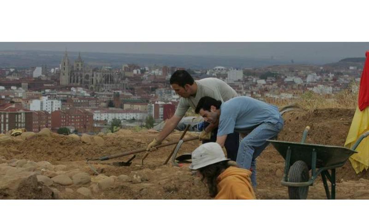 Arriba, excavaciones en Puente Castro. Abajo, Carmen Gómez y los restos de la sinagoga de Ponferrada (fotografía de Juan B. Cobo).