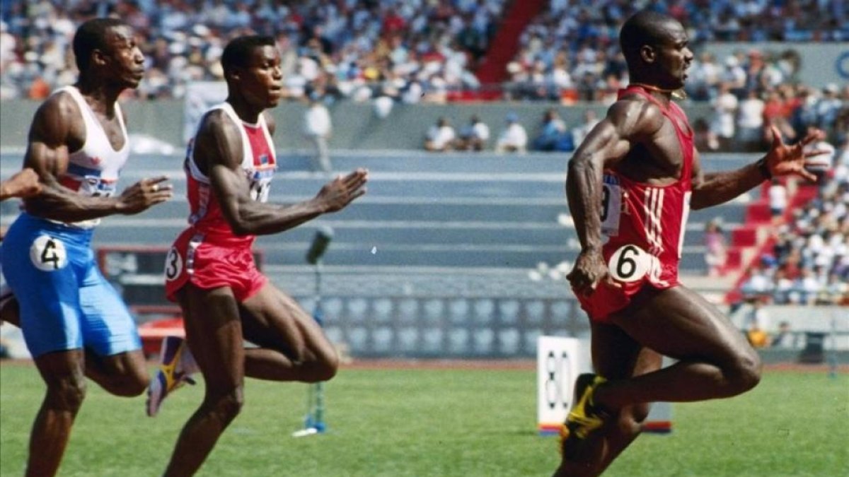Ben Johnson cruza la meta en la final de Seúl, dos cuerpos por delante de Carl Lewis.