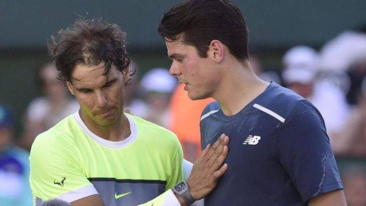 Nadal felicita a Raonic tras la victoria del canadiense en Indian Wells.