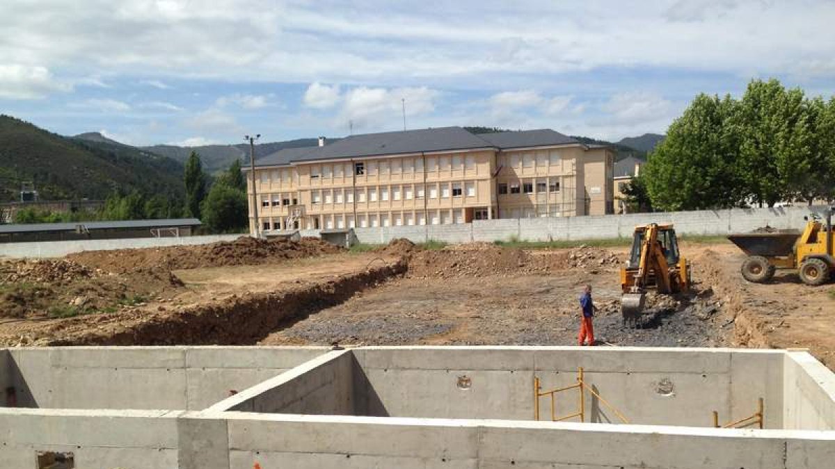 La imagen tomada ayer muestra el avance de las obras de las piscinas de Puente.
