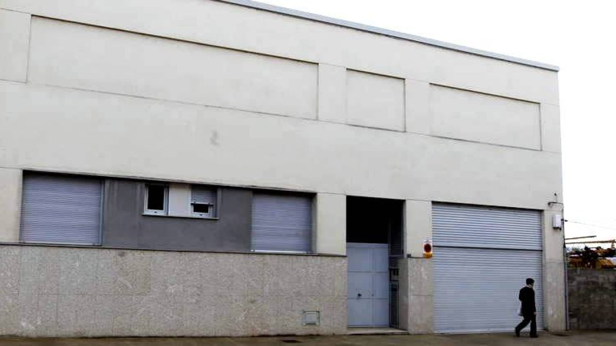 Imagen de una de las fachadas de la vivienda asaltada en el barrio ponferradino de La Placa, ayer por la mañana.