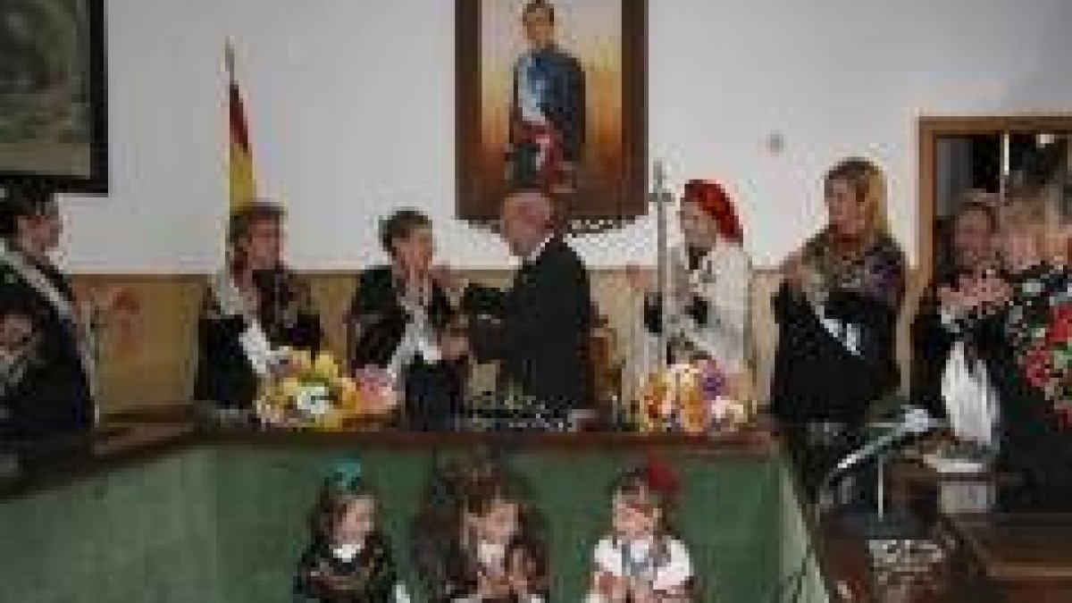 Algunas águedas entretuvieron la espera al acto con unos bailes en la plaza