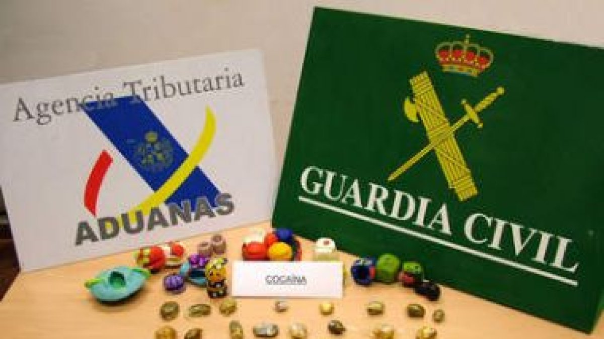 Las figuritas que decoraban la tarta contenían droga en realidad, como se muestra en la foto.