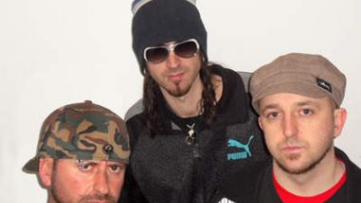Ivahn, Rubo y Chucky forman la banda leonesa Karbon 14, que actúa hoy en Llamas de Ribera.