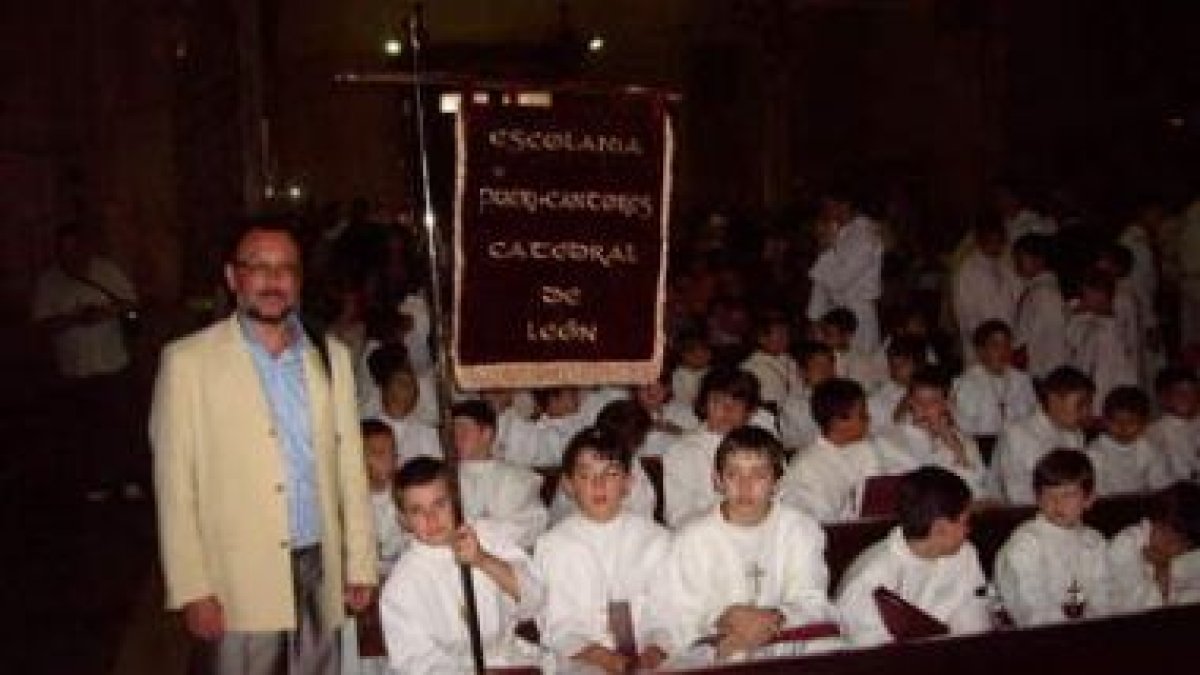 Romualdo Barrera con uno de los coros que dirige, en una imagen de archivo.