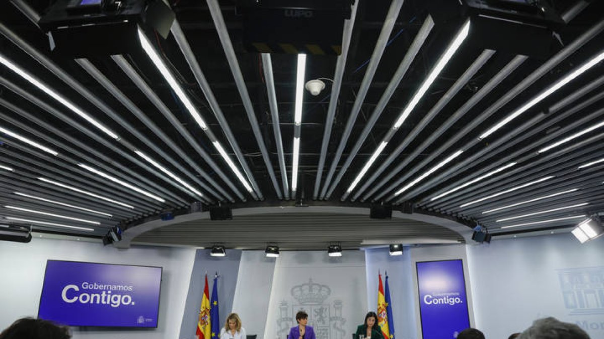 Rueda de prensa ofrecida tras la reunión del Consejo de Ministros, este martes en el Palacio de La Moncloa. J. J. GUILLÉN