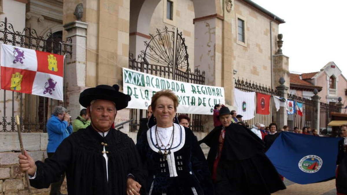 Imagen del desfile de trajes regionales, ayer en la Plaza Mayor de Villamañán.