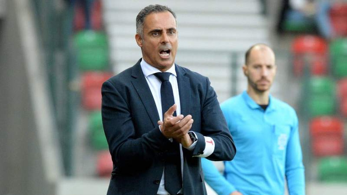 José Gomes debutará en el banquillo de la Deportiva tras su paso por la UD Almería. DL