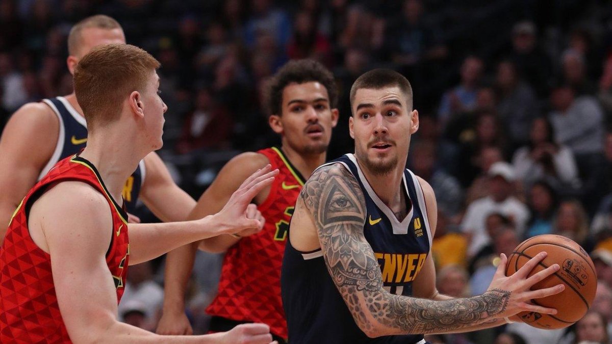 Juancho, rodeado de rivales