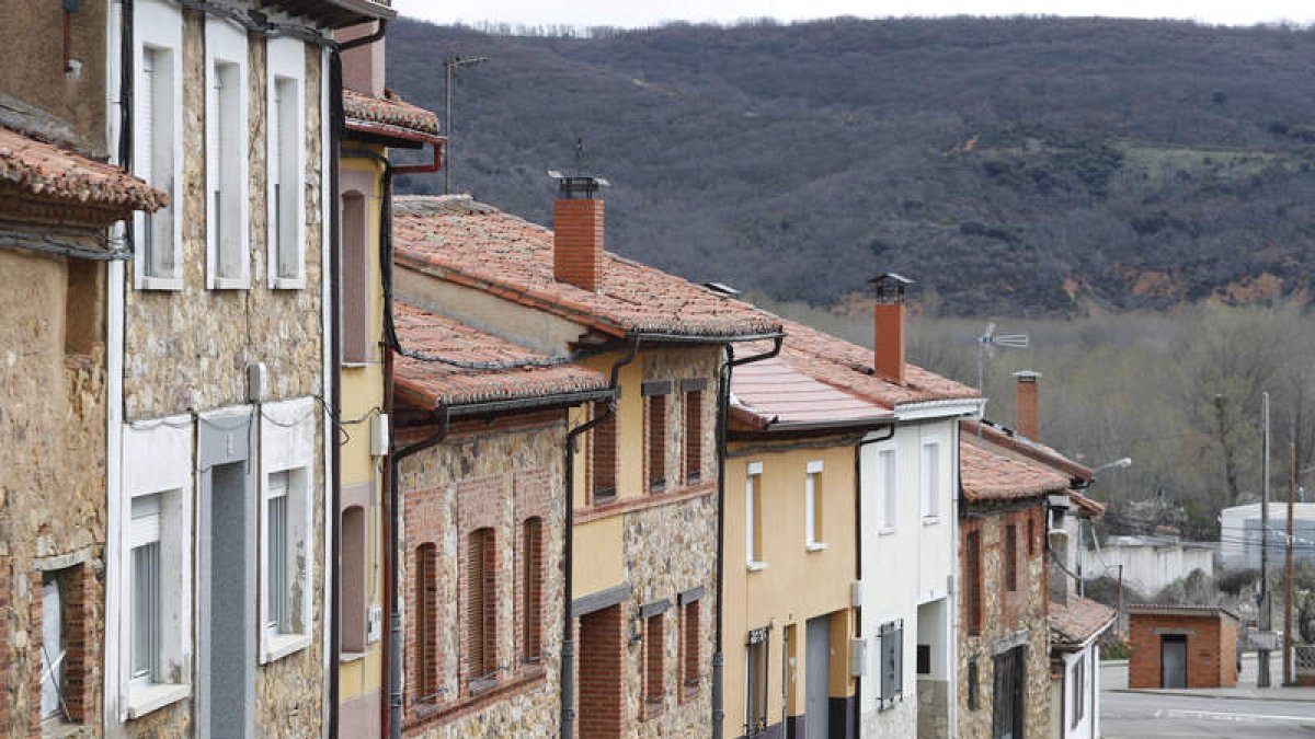 Los cantos rodados marcan el paisaje de viviendas de Cuadros, que conjugan su pasado con los avances modernos. J.F.S.