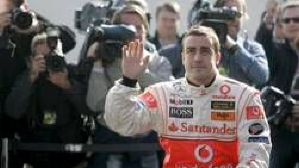 Alonso saluda a los aficionados