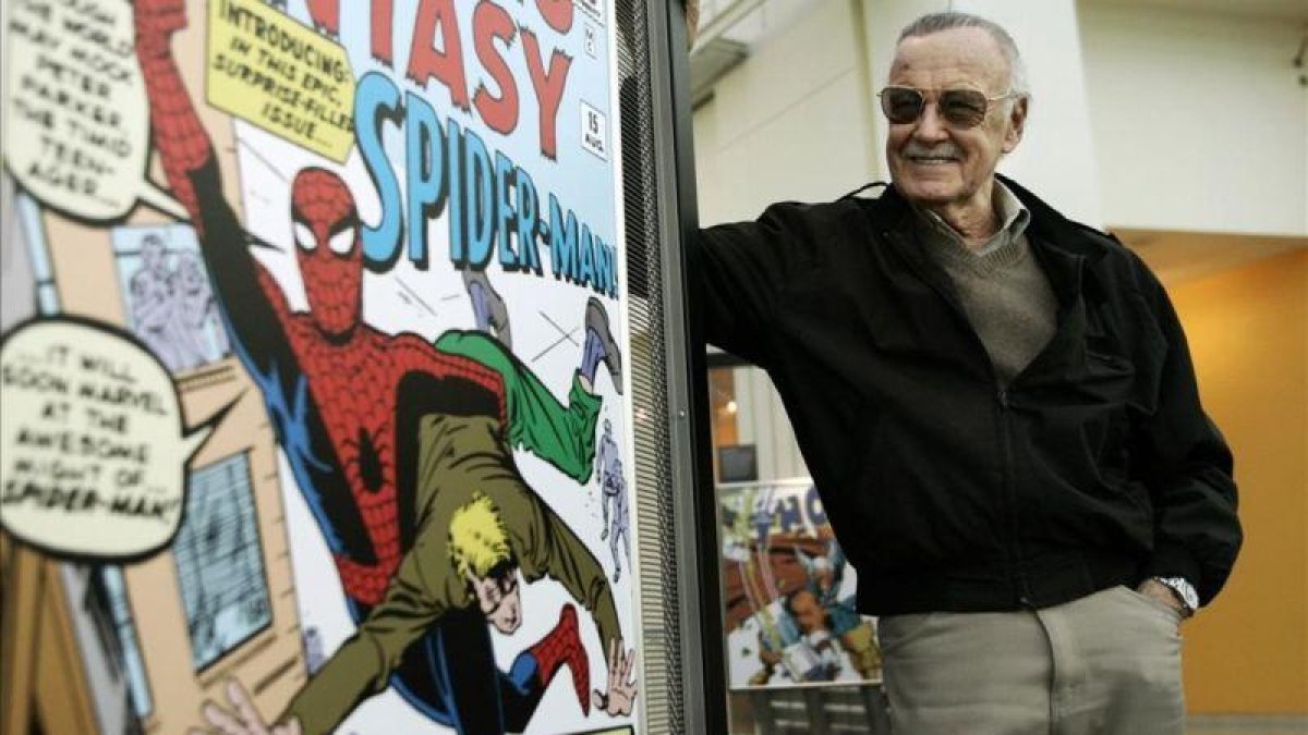 Stan Lee, en una imagen del 2006, ante un póster de Spiderman.