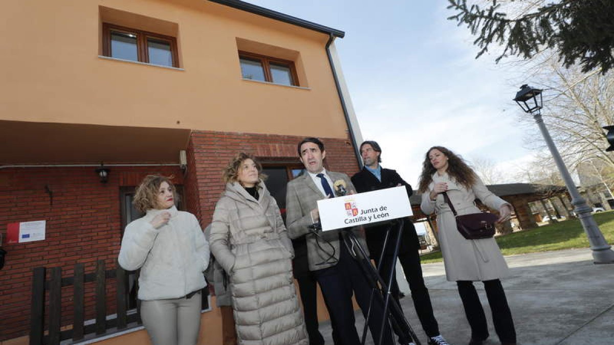 Silvia Franco, María Pardo, Juan Carlos Suárez-Quiñones, Jorge García y Ester Muñoz, ante la vivienda rehabilitada en Congosto. BARREDO