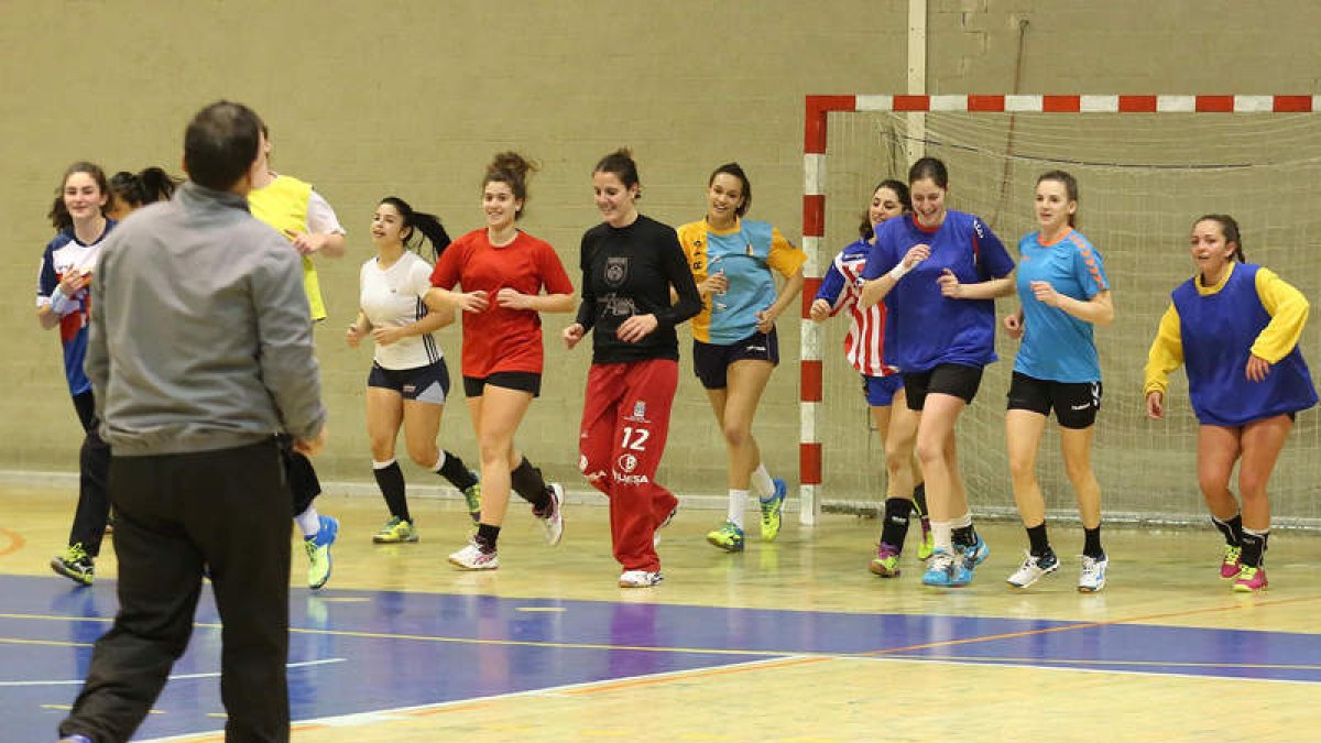 El técnico del Cleba, Kiko Álvarez, con sus jugadoras