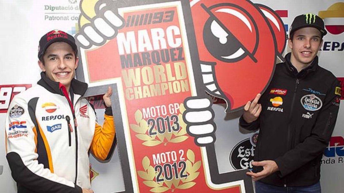 Marc y Àlex Márquez, antes de comenzar el homenaje que le ha dedicado Cervera al campeón de MotoGP.