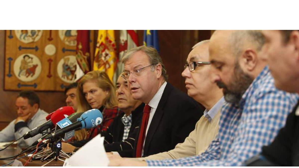 Silván, ayer rodeado por los líderes sindicales con representación en el Ayuntamiento. RAMIRO