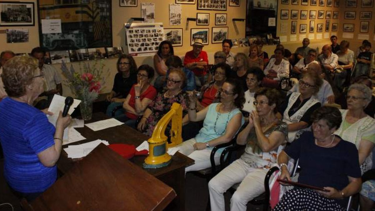 Una mujer lee un poema en el acto de homenaje a los ferroviarios.