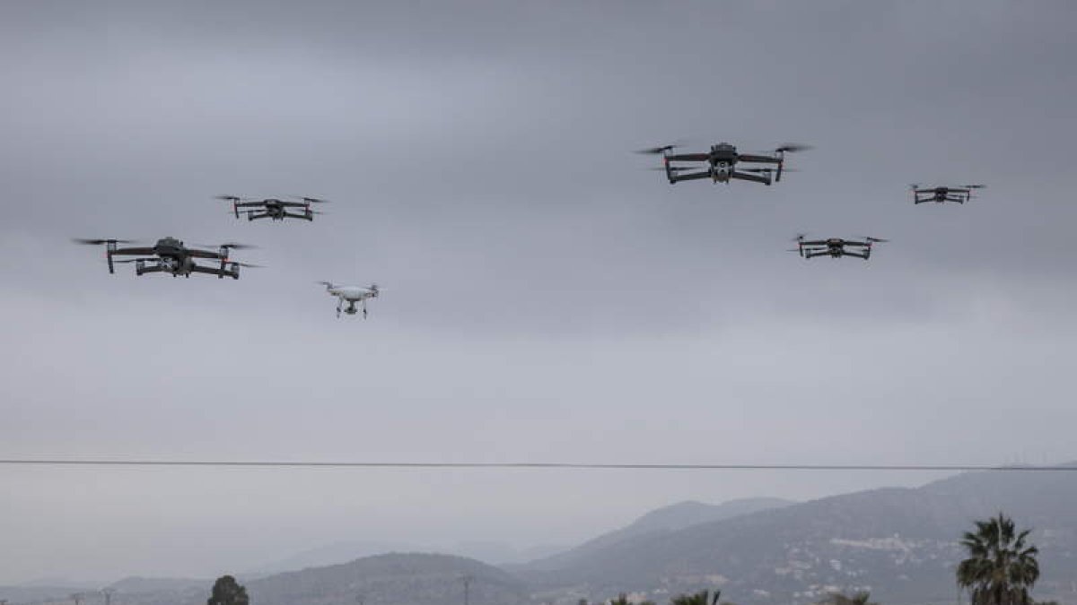 Vista general del primer vuelo masivo y simultáneo de drones que se realizó ayer en Valencia. BIEL ALIÑO