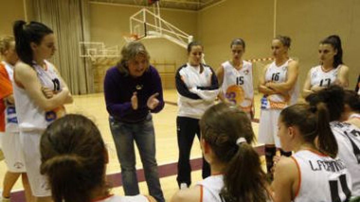 La entrenadora del Aros León arenga a sus pupilas.