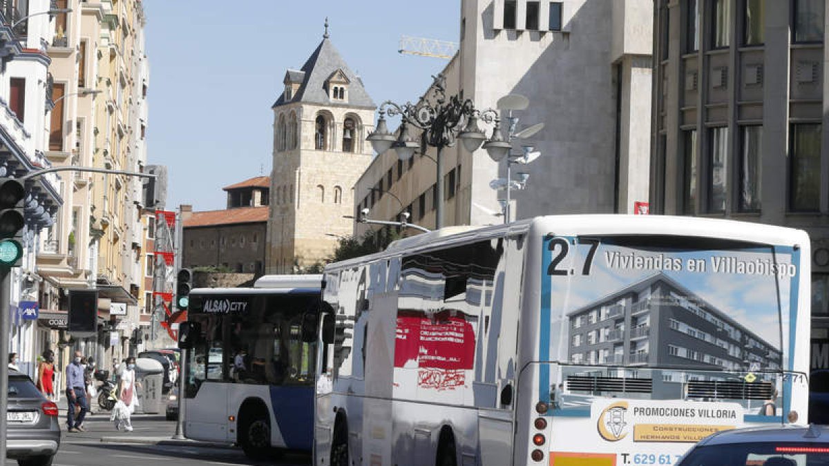Autobuses de líneas que enlazan el alfoz con la ciudad de León, ayer en el centro de la capital. MARCIANO PÉREZ
