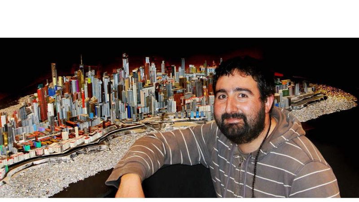El artista leonés ante la enorme obra que hoy inaugura en el Museo de León, realizada por material reciclado.