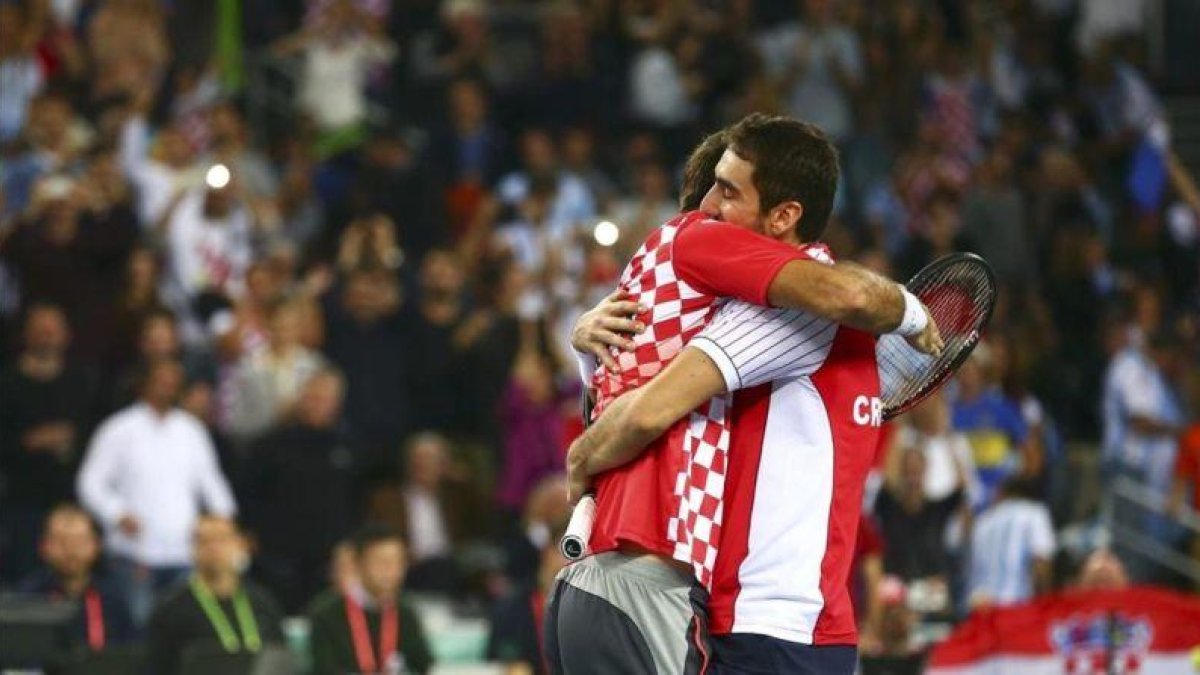 Cilic y Dodig se abrazan en Zagreb tras la victoria.