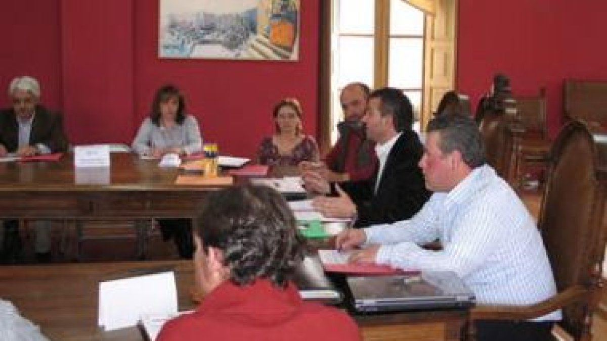 Reunión de los alcaldes y agentes sociales celebrada hace una semana en Cistierna