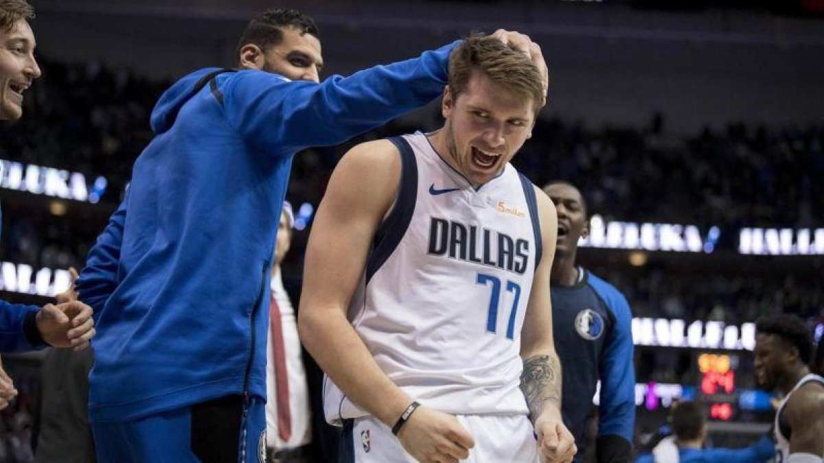 Doncic, felicitado por los suyos tras su exhibición.