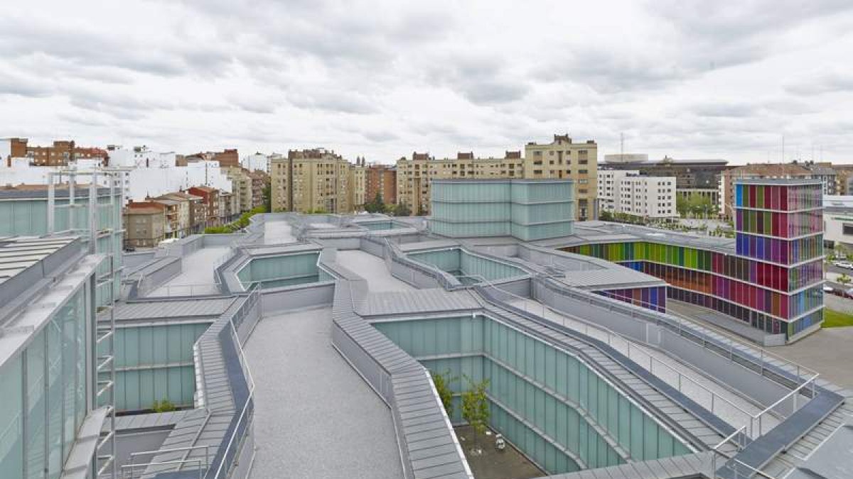 Kristine Guzmán recorrió los espacios del museo en un paseo que permite contemplar el espíritu con el que Luis Mansilla y Emilio Tuñón idearon el edificio para que se convirtiera en una catedral artística abierta a las emociones culturales de todos los artistas y maneras de entender el arte. La planta, los espacios, el tipo de materiales, la dimensión de la luz... todos los elementos con los que se proyectó el Musac juegan un papel fundamental en la personalidad de un centro creado para mostrar el arte del presente.