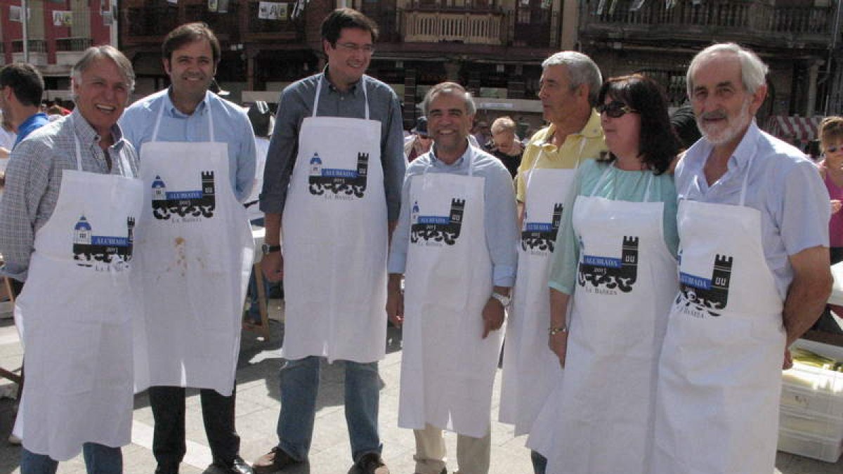 Las familias del PSOE con mandil: Álvarez, Rodríguez, López, Palazuelo, Martínez, Durán y Llorente.