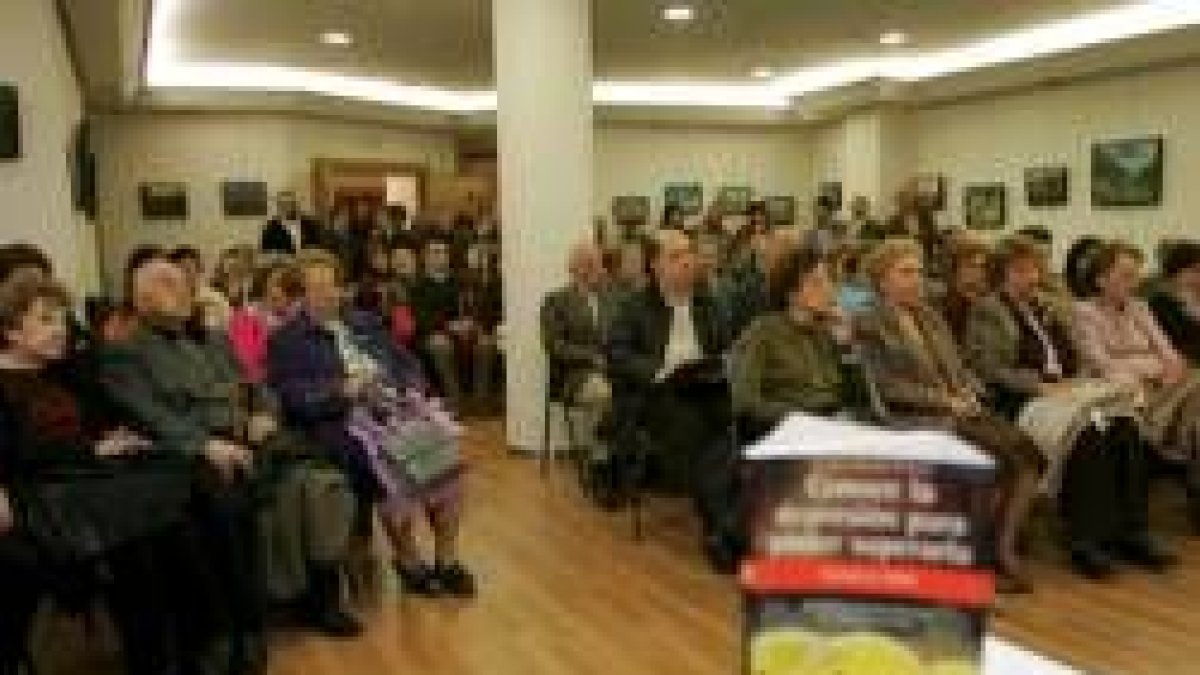 El público abarrotó el salón del Club de Prensa del Diario de León