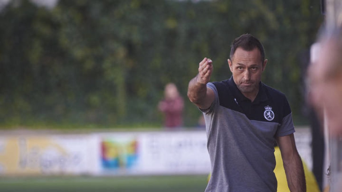 Aira, entrenador de la Cultural. EDUARDO SANZ
