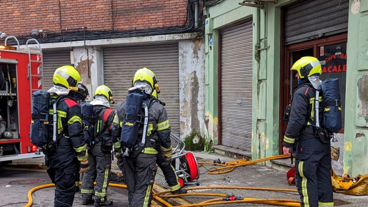 Actuación de los Bomberos de León en la calle Pardo Bazán. BOMBEROS DE LEÓN