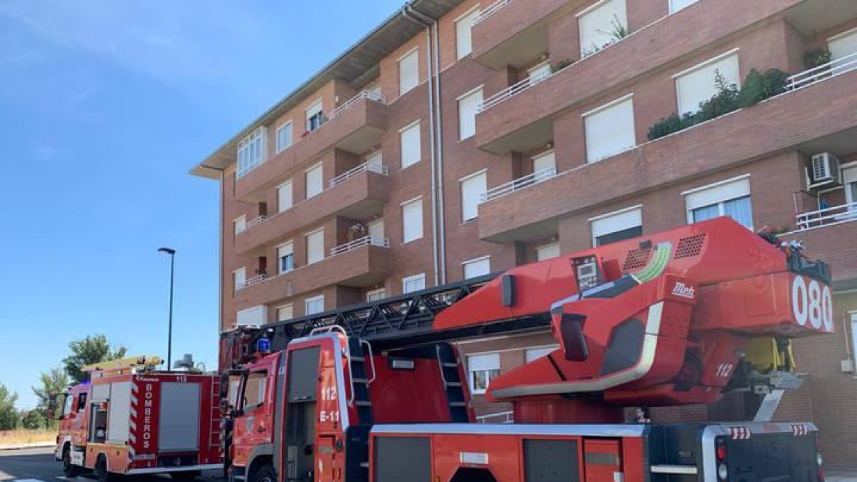 Los vehículos de los Bomberos de León que se trasladaron al lugar del incidente.