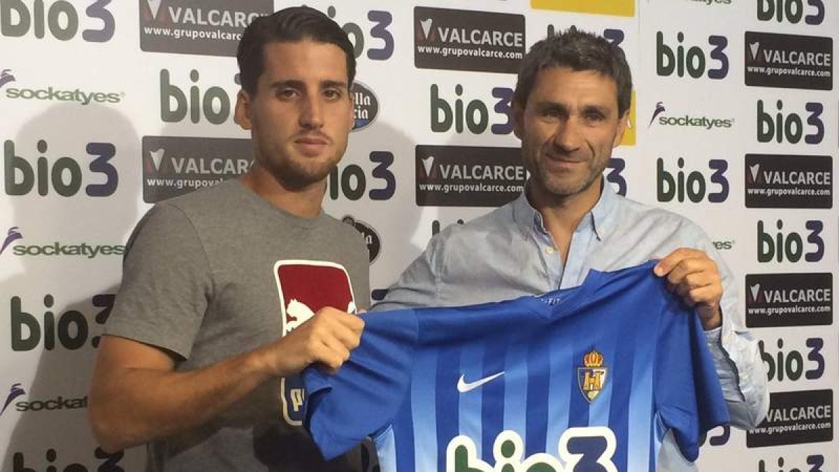 Juanto y Tomás Nistal sujetan la camiseta blanquiazul que lucirá el delantero esta temporada. SDP