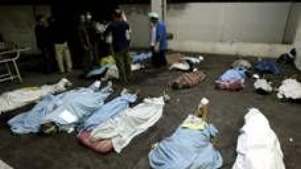 Varios indonesios buscan a familiares desaparecidos