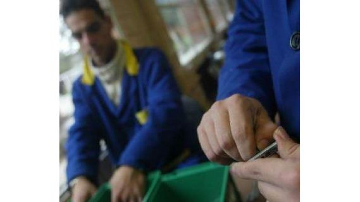 Ariznavarreta y Villanueva con el directivo Materazzo de Iveco, en la planta de formación de la empr