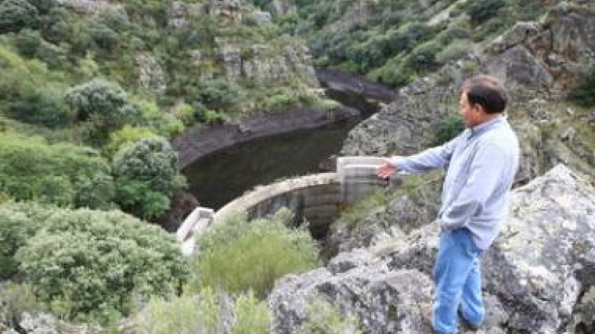 El pedáneo de San Andrés de las Puentes, José Luis de la Torre, mostraba el efecto del desembalse
