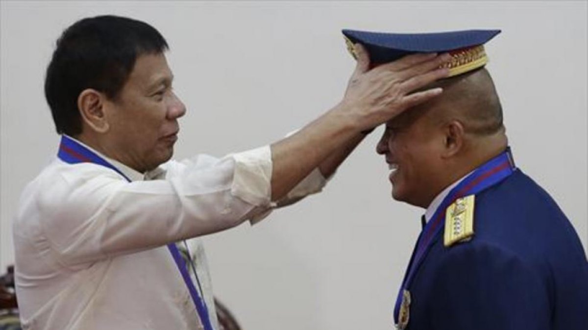 El presidente de Filipinas Rodrigo Duterte (izq), en una foto de archivo con el jefe de policía, Ronald de la Rosa.