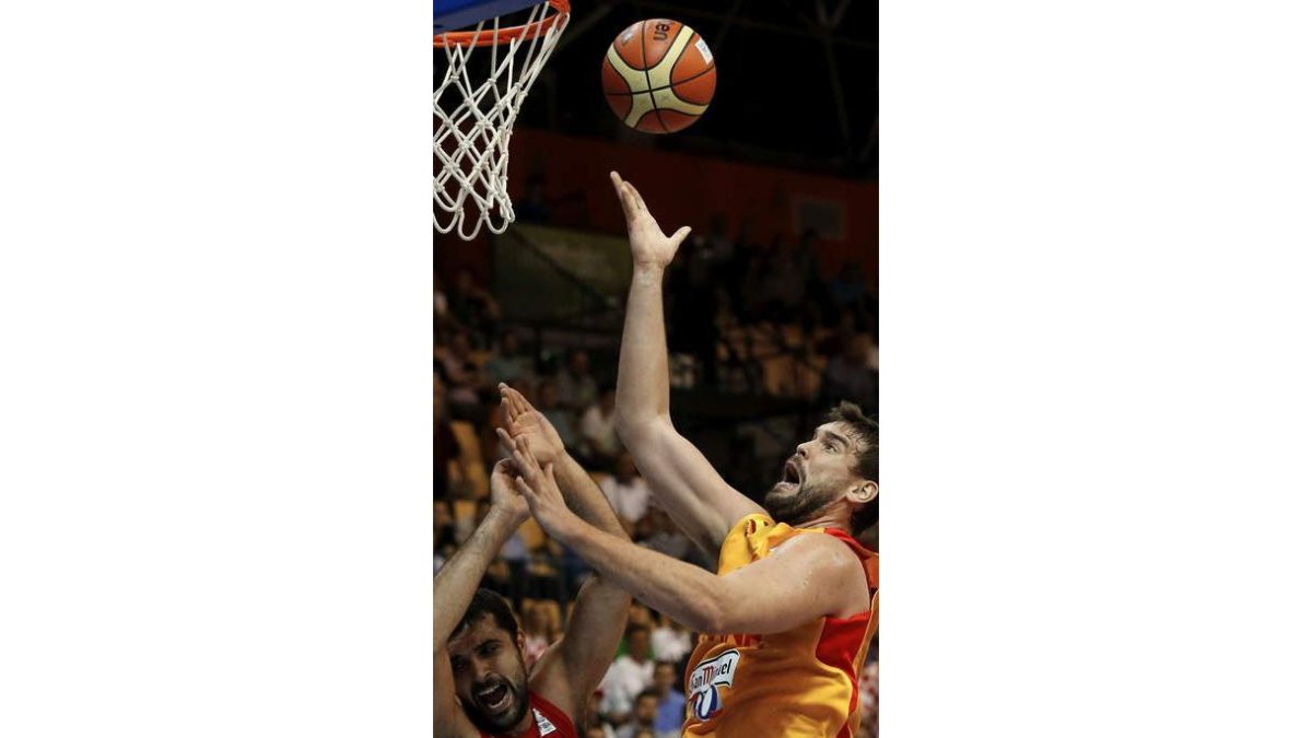 Marc Gasol se impone al croata Krunoslav Simon.