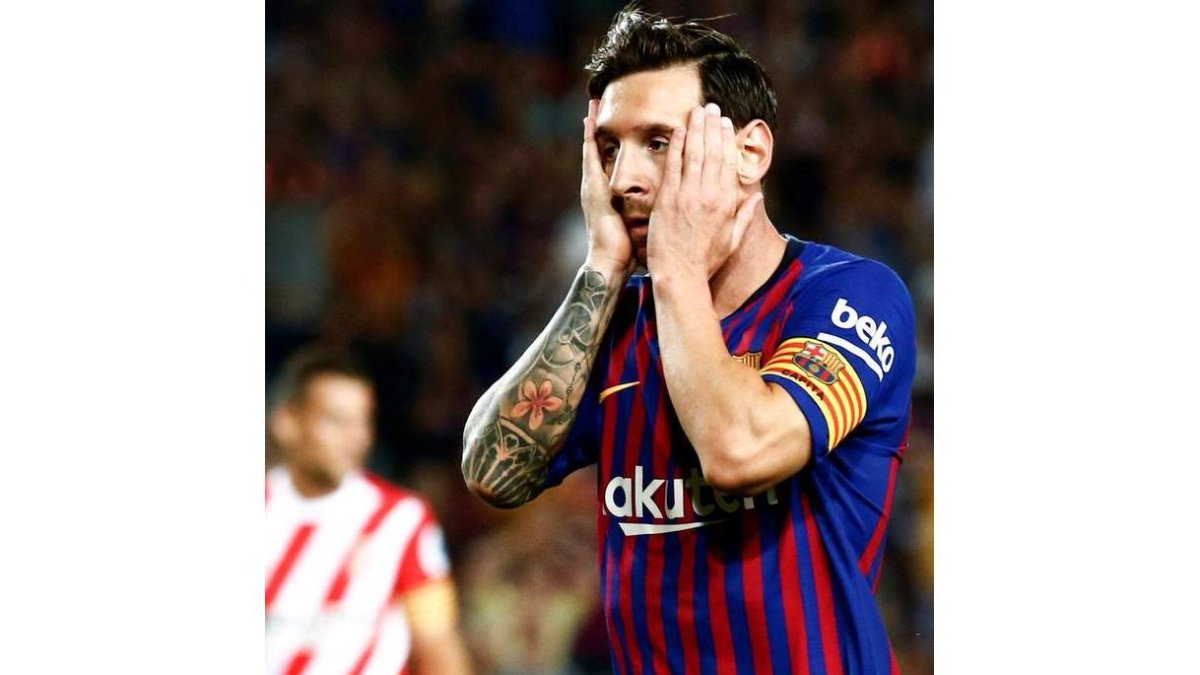 Leo Messi se lamenta de una ocasión fallada durante el Barcelona-Girona. QUIQUE GARCÍA