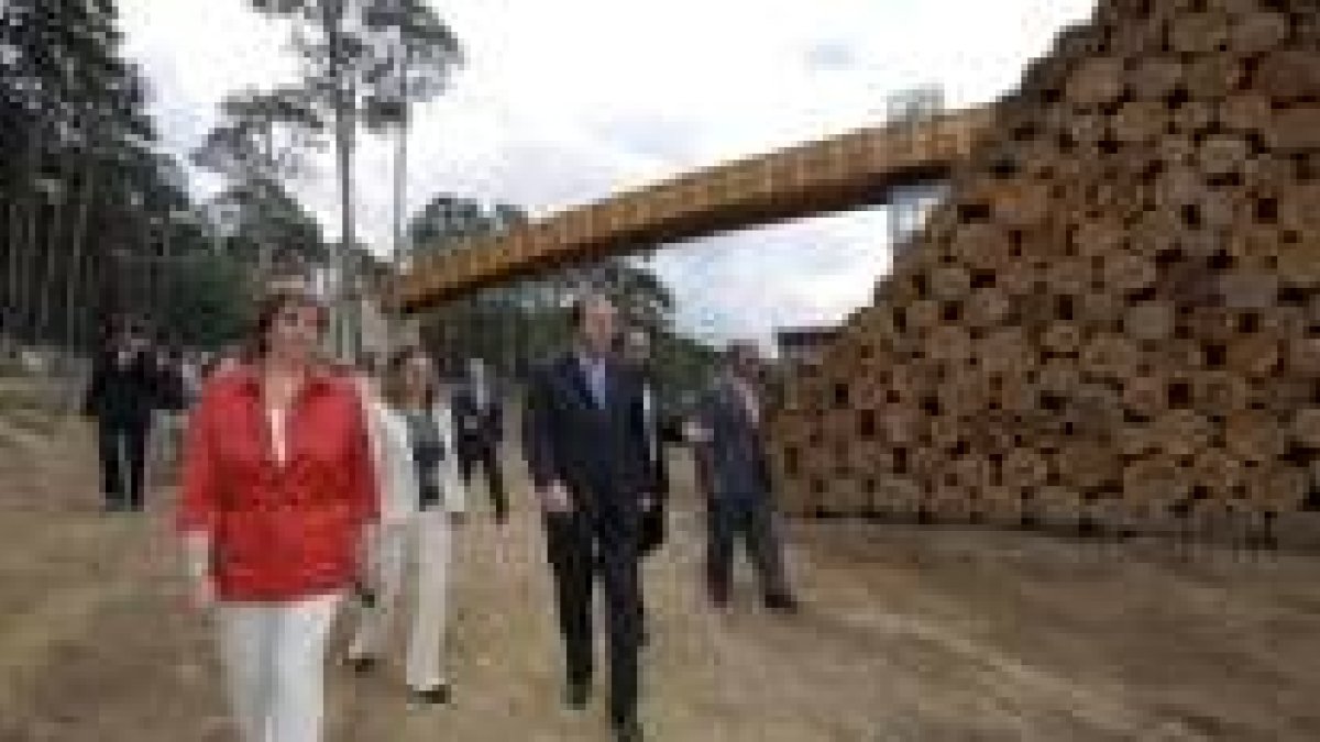 Herrera inauguró la Casa de la Madera junto a la consejera de Medio Ambiente, María Jesús Ruiz