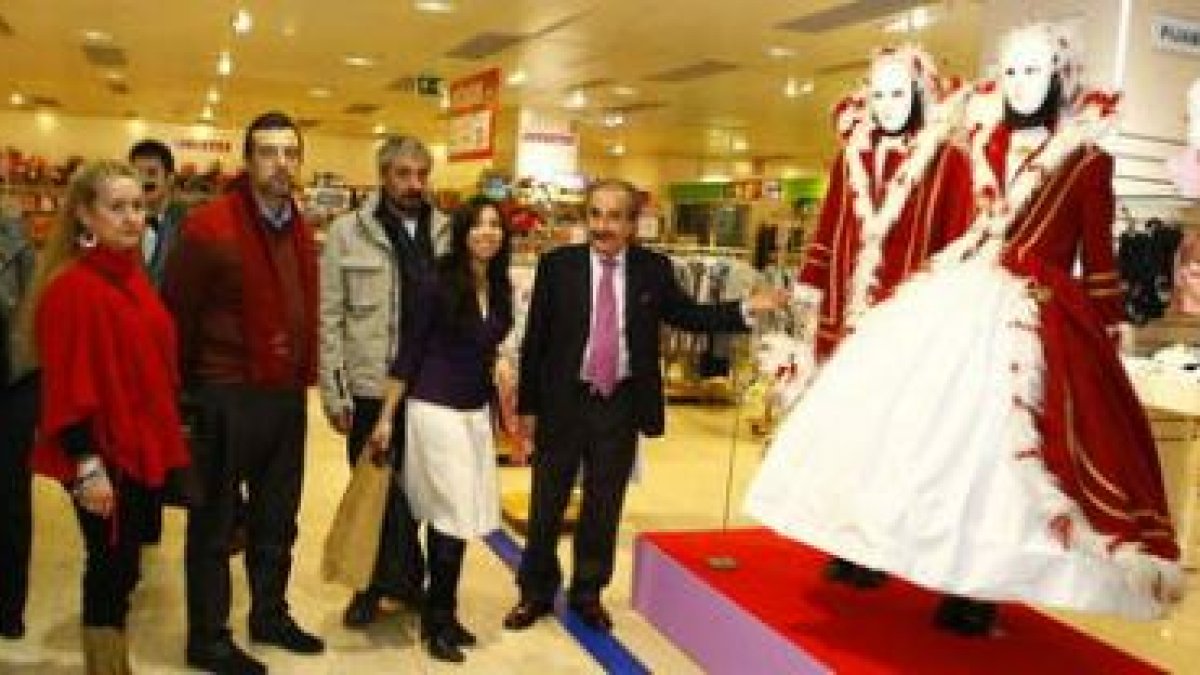 Un momento de la inauguración de la exposición sobre la Piñata en El Corte Inglés.