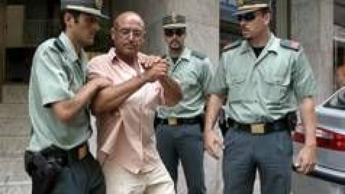 El presunto homicida sale esposado, custodiado por la Guardia Civil