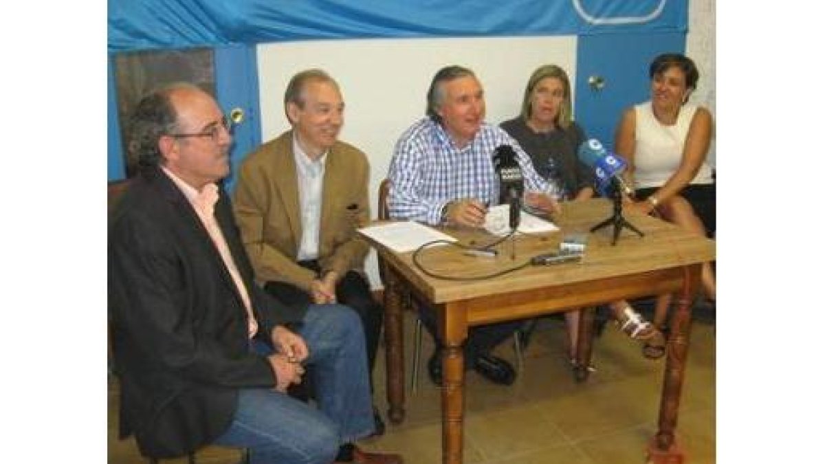 El grupo del PP casi al completo en la rueda de prensa.