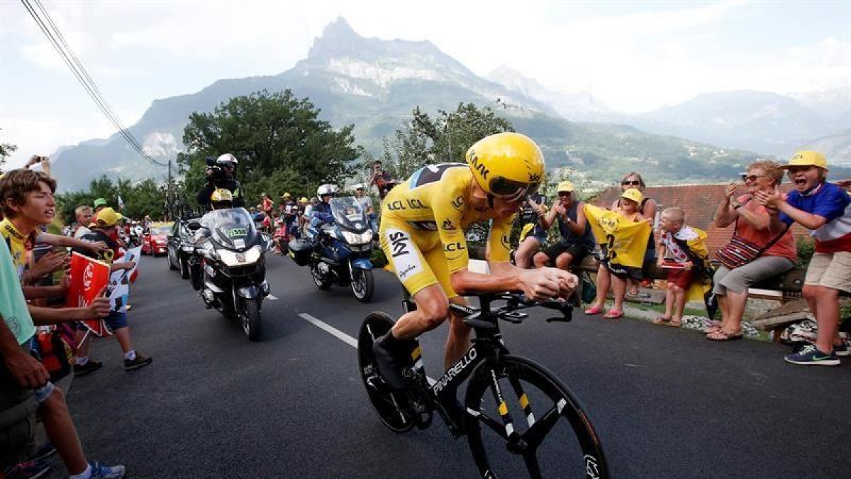 El ciclista británico Christopher Froome del Sky termina la carrera de la decimoctava etapa de la 103ª edición del Tour de Francia, de 17 kilómetros, que se disputa entre Sallanches y Megéve, en Francia, hoy.