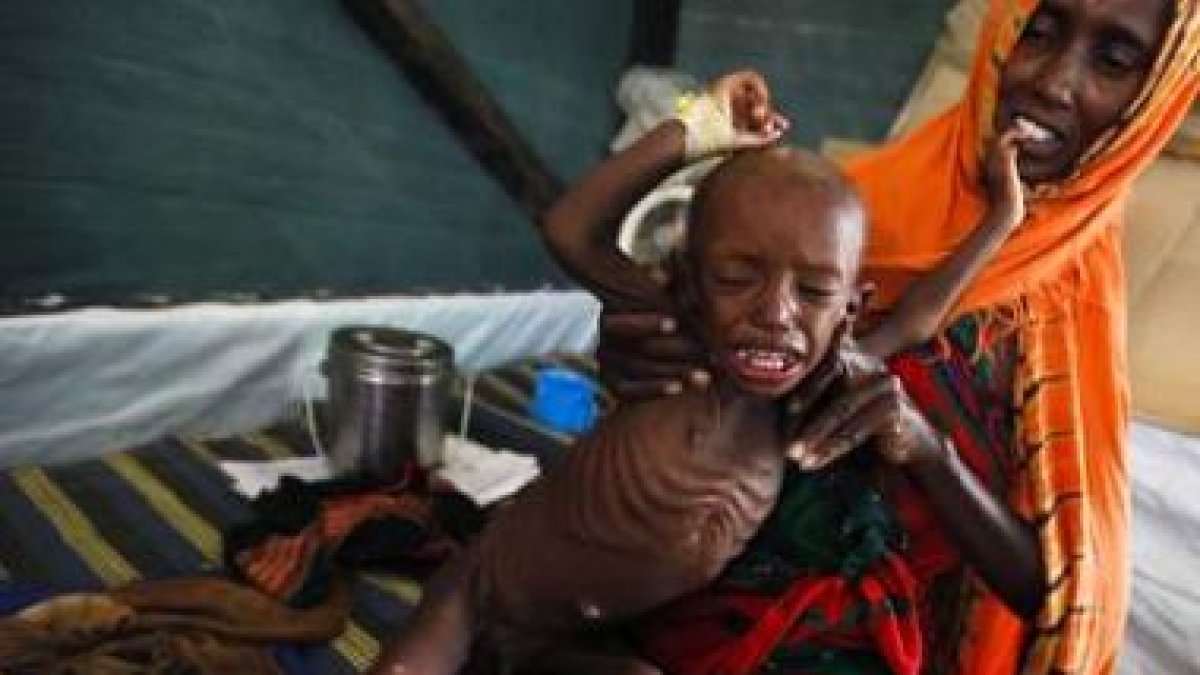 Un niño que huyó con su familia de la sequía del sur de Somalía llora en un campamento para refugiad