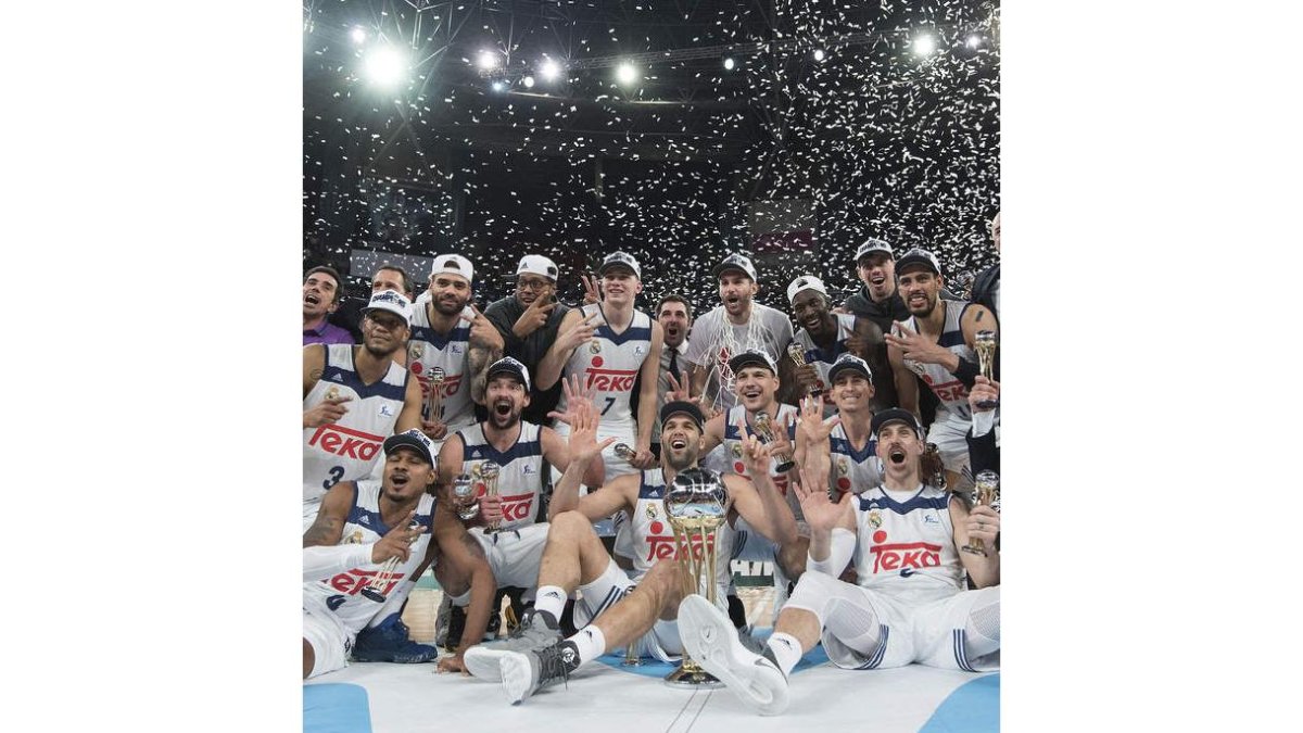 Los jugadores del Real Madrid celebran la conquista de la Copa del Rey. ADRIÁN RUIZ DEL HIERRO