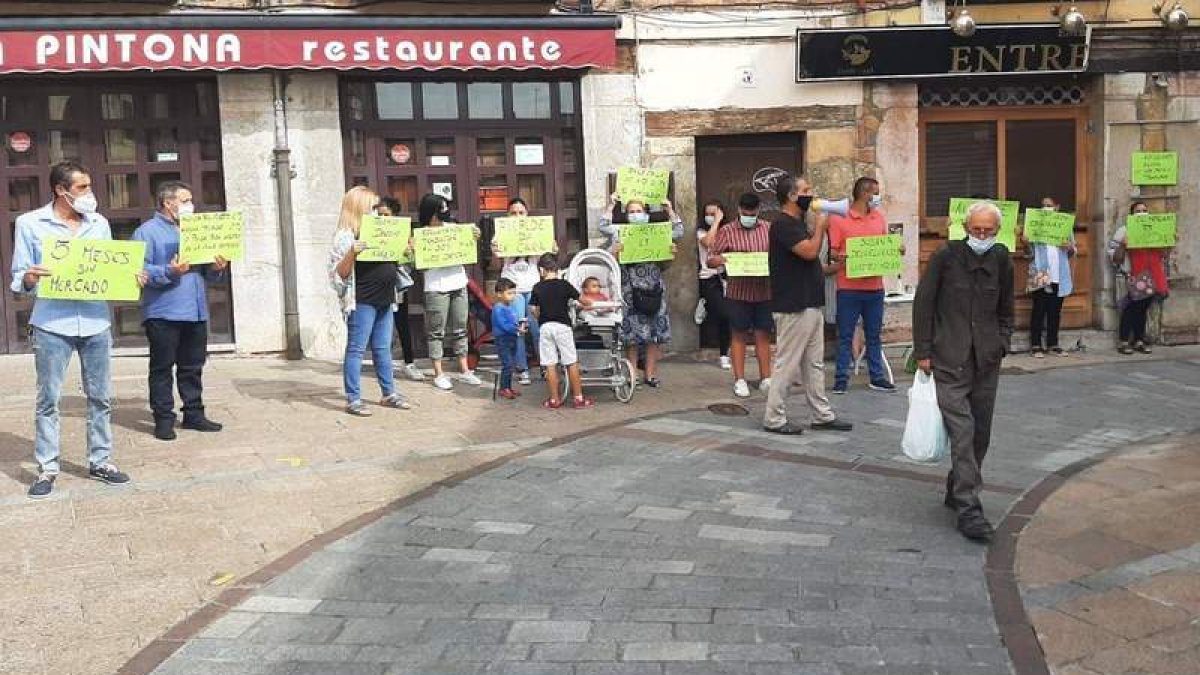 Los comerciantes de Plegaria, ayer en San Martín. DL