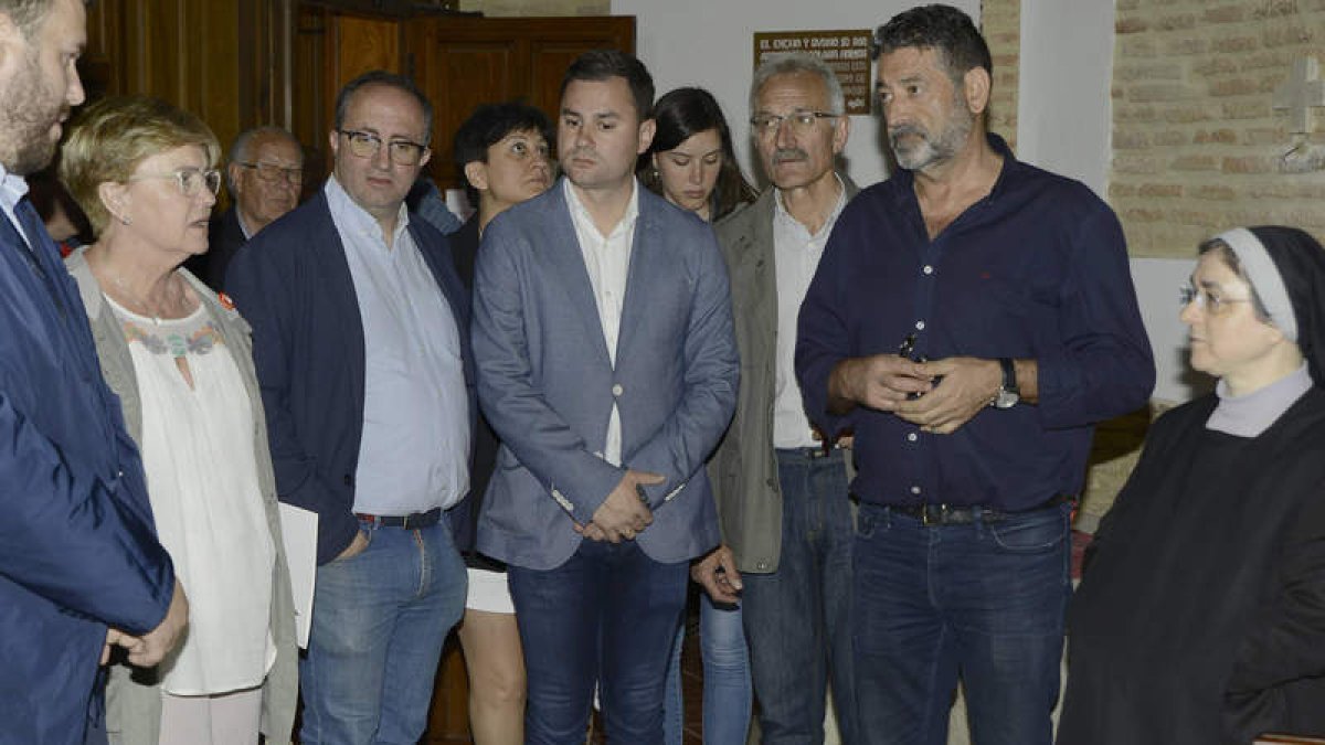 Un momento de la visita de la delegación socialista al sepulcro de Alfonso VI. ACACIO DÍAZ